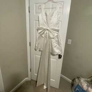 Ivory short dress with detachable long bow